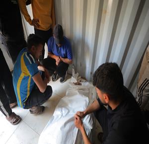 وصول شهيد و3 إصابات بينهم أطفال إلى مستشفى العودة في مخيم النصيرات، جراء استهداف إسرائيلي في  شمال مدخل البريج وسط قطاع غزة